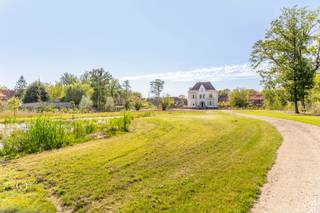 <em>Wie Katrien Wouters zegt, zegt vastgoed met een tikkeltje meer. En dat is niet zomaar. Ontdek deze uitzonderlijke villa met unieke troeven:</em><br /><br />- Modern wonen in een historisch kader<br />- Allernieuwste duurzame technieken<br />- Afgewerkt met de fijnste kwaliteitsmaterialen <br />- Ruimte voor afwerking naar eigen smaak <br />- Diverse bestemmingen mogelijk<br /><br /><strong>Historisch karakter met de modernste technieken</strong><br />Deze statige <strong>mijndirecteursvilla</strong> is een iconisch pand met geschiedenis, gekenmerkt door neogotische invloeden, daterend van <strong>begin 20ste eeuw</strong>. Dit uitzonderlijk pand is <strong>structureel</strong> en met de grootste zorg <strong>gerenoveerd in 2022-2025</strong>. Technieken, leidingen, regenwaterrecuperatie en voorbereidingen voor domotica zijn voorzien. Bij de renovatie werden enkel de fijnste duurzame en kwaliteitsmaterialen gebruikt. Check zeker de verfijnde koperen lichtarmaturen aan de buitengevel. Er rest je enkel nog de afwerking en inrichting van de diverse kamers. <br /><br /><strong>Groen domein</strong><br />Twee statige oprijlanen loodsen je doorheen een feeëriek groen park naar deze villa, omringd door een domein van 19.144m². <br /><br /><strong>Gelijkvloers</strong><br />Als je binnenkomt via de adembenemende inkomhal begeef je je naar het salon met haard en bureauruimte, vestiaire, trappenhal en de imposante keuken met ontbijterker en directe verbinding naar het terras in blauwe steen omgeven door een verfijnde balustrade. De prachtige parketvloer en hoge plafonds van 3 meter hoog ademen stijl en grandeur. Het authentiek karakter is hier wondermooi behouden.<br /><br /><strong>Verdiepingen met 5 slaapkamers met eigen badkamer</strong><br />De majestueuze voleiken trap is een ware eyecatcher die je naar de hoger gelegen verdiepingen leidt. <br /><br />De eerste verdieping herbergt 3 royale slaapkamers, elk met een eigen <em>ensuite</em> badkamer waarvan de doucheruimte is afgewerkt met het mooiste marmer. 2 slaapkamers beschikken zelfs over een eigen romantisch balkon. <br /><br />De tweede verdieping omvat nog een slaapkamer met <em>ensuite</em> badkamer, 2 polyvalente kamers en nog een 5de badkamer. Kijk vooral ook naar dat prachtige glasraam in het plafond!<br /><br /><strong>Kelderverdieping</strong><br />Ook de kelderverdieping werd gerenoveerd en bestemd tot wellnessruimte, met voorzieningen voor Turks stoombad, sauna, home cinema en wijnkelder. Als je je creativiteit de vrije loop laat, behoort zelfs een binnenzwembad tot de mogelijkheden. Bovendien vind je hier veel stockageruimte, alsook de technische kamer en wasplaats. <br /><br /><strong>Bijgebouw</strong><br />Het bijgebouw is met even grote zorg gerenoveerd en reeds volledig ingericht als woonst. Op het gelijkvloers vind je naast een eet- en zitkamer, toilet en veranda een volledig ingerichte keuken met indrukwekkend Lacanche-vuur. De verdieping biedt plaats aan 3 slaapgelegenheden en een badkamer met een vrijstaand bad. Let ook hier weer op de prachtige details van de luikjes en deuren.<br /><br /><strong>Waaier aan mogelijkheden</strong><br />Zowel privaat wonen als een combinatie van wonen en ondergeschikte commerciële activiteiten kan hier verwezenlijkt worden, zoals bijvoorbeeld de uitbating van een B&B of workshops mits het verkrijgen van de juiste vergunning en met behoud van het parkgebied. <br /><br />Deze uitzonderlijke villa is opgenomen in de inventaris 'bouwkundig erfgoed' zoals vastgesteld bij besluit van het Agentschap Onroerend Erfgoed dd. 28 november 2014.<br /><br /><strong>Meer ontdekken?</strong><br />Wil je graag thuiskomen in een echt sprookje, of zie je andere opportuniteiten voor dit uitzonderlijk domein?<br />Contacteer mij voor meer info of een bezoek ter plaatse. Enkel ernstige reacties graag.<br /><br /><em>De vermelde oppervlaktes zijn slechts indicatief. Katrien Wouters - creating IMMOtions kan niet verantwoordelijk gesteld worden voor de juistheid van de aan haar verstrekte gegevens. </em>