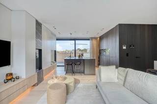 Op een uitstekende locatie, net buiten de kleine ring van Hasselt, vinden we dit stijlvolle en luxueus afgewerkte appartement van 108 m² in de Vaartstraat 10. Het appartement is gelegen op de derde verdieping van een recent gebouw uit 2020 en combineert hedendaags wooncomfort met een hoogwaardige afwerking.<br /><br />Bij het binnenkomen wordt u verwelkomd in de inkomhal met ingebouwde kasten, ideaal als vestiaire en extra opbergruimte. Aansluitend bevindt zich een apart gastentoilet.<br /><br />Vanuit de inkomhal komen we in de aangename leefruimte. De ruime woonkamer geniet dankzij de grote raampartijen van een overvloed aan natuurlijke lichtinval en beschikt bovendien over een gezellige gashaard. De open keuken vormt het hart van de leefruimte en werd hoogwaardig afgewerkt en voorzien van alle nodige toestellen.<br /><br />Een absolute troef zijn de terrassen aan beide zijden van het appartement. Hierdoor kunt u op elk moment van de dag genieten van het zonnetje en beschikt u zowel over een zonnig plekje als een aangename buitenruimte in de schaduw.<br /><br />Het appartement beschikt over twee ruime slaapkamers, waarbij elke slaapkamer beschikt over een eigen badkamer. Daarnaast is er nog een praktische berging in het appartement.<br /><br />Bij het appartement horen bovendien twee autostaanplaatsen in de ondergrondse garage, evenals een afzonderlijke kelderberging.<br /><br />Een instapklaar en luxueus appartement op een toplocatie, ideaal voor wie comfortabel en stijlvol wil wonen in het centrum van Hasselt.<br /><br />De eigendom wordt aangeboden via de Pre-sale formule. Op 07/10/2026 tussen 16:00 en 18:00 kan u het appartement op afspraak komen bezichtigen en een bod uitbrengen. De vermelde prijs is een instelprijs. Voor meer info, gelieve contact op te nemen met de dossierverantwoordelijke.<br /><br />Bestuursmaatregelen in het maatregelenregister: nee