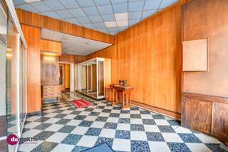 <p><span>Te renoveren stadswoning met zuid-gerichte tuin en garage</span></p><p><span> </span></p><p><span>Aan de stadsrand, op wandelafstand van het centrum van Mechelen, bevindt zich deze te renoveren rijwoning. Het pand, dat vroeger als handelspand werd gebruikt, biedt heel wat mogelijkheden voor wie op zoek is naar een renovatieproject.</span></p><p><span> </span></p><p><span>De woning beschikt over een compacte oppervlakte en gevelbreedte, maar onderscheidt zich door haar praktische buitenruimte. Voorraan de woning is het vroegere handelspand, met achteraan een leefruimte met keuken & badkamer. Verder heb je een zuid-gerichte tuin, waar je gedurende een groot deel van de dag van de zon kunt genieten. Een belangrijke troef is de afzonderlijke garage van circa 20 m², voorzien van elektriciteit. Deze ruimte is via een erfdienstbaarheid rechtstreeks bereikbaar vanaf de Nekkerspoelstraat. </span></p><p><span> </span></p><p><span>Dankzij de ligging nabij het centrum van Mechelen, winkels, scholen, het station en het openbaar vervoer geniet de woning van een uitstekende bereikbaarheid en een zeer hoge mobiliteitsscore.</span></p><p><span> </span></p><p><span>Deze eigendom vormt een interessante opportuniteit voor renovatie of, mits het verkrijgen van de nodige vergunningen en het voldoen aan de geldende voorwaarden, sloop en heropbouw. Een woning met potentieel voor wie centraal wil wonen en op zoek is naar een zuid-gerichte tuin, extra bergruimte en een praktische toegang achteraan.</span></p><p><span> </span></p><p><span>Interesse in een bezoek? Contacteer ons vandaag nog!</span></p><p><span> </span></p><p><span>015 20 36 00 - info@domoxim.be</span></p><p><span> </span></p><p><span>domoXim. Waar dromen thuis komen!</span></p><p><span> </span></p><p><span>Ook benieuwd naar de waarde van je </span><span>eigen</span><span> woning? Wij geven je graag advies.</span></p>