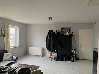 <p>Centraal gelegen knus dakappartement (2de verdiep - geen lift) omvat woonkamer met open keuken, badkamer en 2 slaapkamers.</p><p>Geen huisdieren toegelaten.</p>