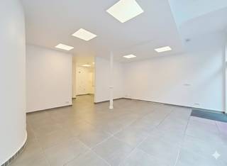 Dit commercieel gelegen en moderne kantoor te huur bevindt zich op een toplocatie in Gent, vlak bij Gent Zuid en op wandelafstand van de Korenmarkt. Het pand ligt in een uiterst centrale en goed bereikbare buurt met veel passage. De grote vitrine zorgt niet enkel voor enorm veel lichtinval, maar verhoogt ook de zichtbaarheid van uw bedrijf. Het pand is uitstekend bereikbaar met de fiets, te voet en het openbaar vervoer. Parkeren kan vlot in de nabijgelegen parkings Gent Zuid of Kouter.Kan zeker ook een invulling krijgen als handelspand. Oppervlakte:- Kantoorruimte (gelijkvloers): 58 m²- Kelder: ca. 10 m²Specificaties:- Origineel bouwjaar: 1886- Renovatiejaar: 2009- Hoogrendementsglas- EPC KNR: label C- Tegelvloer- Centrale verwarming op gas- Kitchenette- Sanitair- Aparte tellersBeschikbaarheid:Onmiddellijk beschikbaar.Bent u geïnteresseerd in dit kantoor te huur in Gent? Aarzel dan niet om contact op te nemen via 09 245 35 35 of business.gent@dewaele.com.