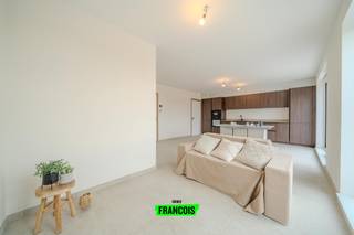 ACTIE OP PARKEERPLAATS + BERGING!<br /><br />Residentie Ter Walle situeert zich in het centrum van Alveringem, op 20 minuten van de kust en op 15 minuten van Veurne. Deze kwalitatieve appartementen genieten van een rustige ligging en landelijke verzichten. <br /><br />De 14 duurzame appartementen in Residentie Ter Walle genieten telkens van 2 of 3 slaapkamers en variëren tussen de 84 m² en 114 m². Dankzij de grote glaspartijen en de ruime terrassen creëert er zich een open, ruimtelijk gevoel. Elk appartement wordt bovendien afgewerkt met duurzame materialen.<br /><br />De appartementen zijn voorzien van een tijdloze afwerking en zijn ontworpen met veel aandacht voor de bewoners. <br /><br />Bouwtechnisch beantwoordt dit project aan alle huidige normen. Zo is er vloerverwarming, ventilatiesysteem c+, zonnepanelen en een hoge isolatiewaarde. <br /><br />Deze woonentiteiten zijn een slimme investering voor later!<br /><br />Wenst u graag meer informatie over dit uitmuntende project? Contacteer ons gerust om vrijblijvend meer info te verkrijgen. <br /><br />