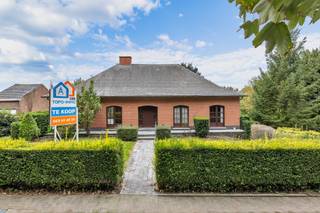<p>Deze ruime, <strong>solide villa</strong> uit 1986 bevindt zich in een rustige woonomgeving te Geraardsbergen. <br />De te renoveren woning biedt een bewoonbare oppervlakte van <strong>260 m²</strong> en een <strong>kelder </strong>van maar liefst <strong>160 m²</strong>, op een perceel van 967 m².<strong> </strong><br /><strong>Een extra troef is de naastliggende bouwgrond van 816 m² met een breedte van circa 17 meter. </strong><br />Samen goed voor een totale grondoppervlakte van 1.783 m².<br />Op het gelijkvloers vinden we een inkomhal, een ruime woonkamer, een keuken en een apart toilet. Via de nachthal bereiken we de <strong>vier slaapkamers</strong> en de badkamer. <br />De <strong>zolderverdieping van 100 m²</strong> biedt bijkomende inrichtingsmogelijkheden. <br />De <strong>ruime kelder</strong> is ideaal als <strong>opslag- of hobbyruimte</strong> en biedt ook mogelijkheden voor zelfstandigen met nood aan extra bergruimte.<br />Buiten geniet u van een westgerichte tuin met terras, waar het aangenaam vertoeven is in de namiddag- en avondzon. <br />Een garage en bijkomende parkeergelegenheid vervolledigen het geheel.<br />De ligging combineert rust met een vlotte bereikbaarheid richting Aalst, Ninove en Brussel. <br />Winkels, scholen en openbaar vervoer bevinden zich op wandel- of fietsafstand.<br />Een eigendom met <strong>tal van mogelijkheden voor wie ruim wil wonen en naar eigen smaak wil renoveren, met een naastliggende bouwgrond als extra troef!</strong></p>