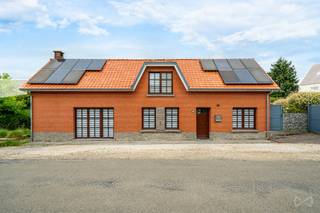 We Invest vous propose cette charmante villa idéalement située dans un quartier résidentiel de Braine-le-Comte, proche du bois de la Houssières et...
