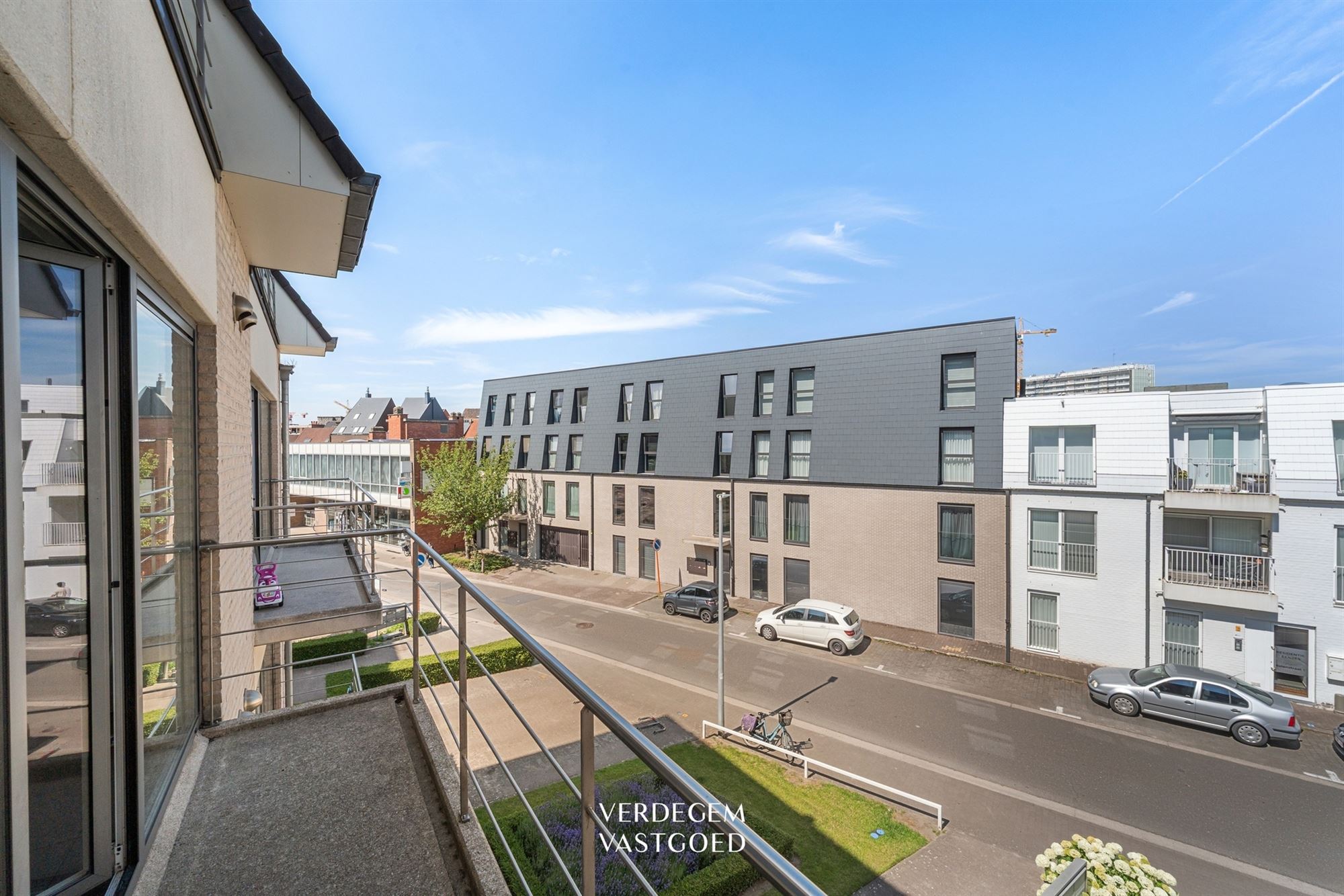 Mooi instapklaar appartement met alle comfort, een autostaanplaats en garagbox nabij het centrum - foto 4