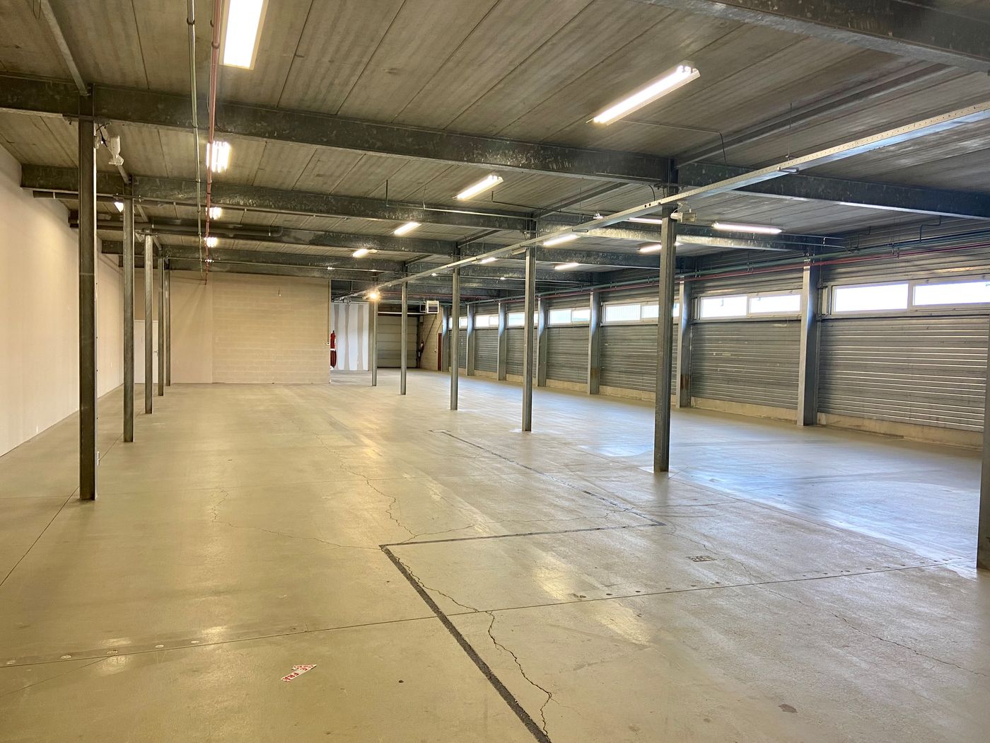 Bâtiment industriel de 1.820 m² sur un terrain de 1.950 m² à proximité de l'autoroute E40 - photo 4