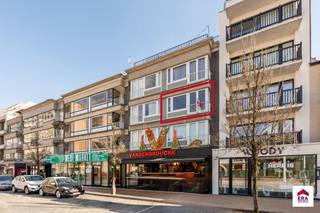 <p>Te koop: Appartement in het centrum van Nieuwpoort, op de Albert I laan, met zijdelings zeezicht en vrij zicht op de Barkentijn.</p>

<p> </p>

<p>Dit appartement combineert een topligging in de toeristische zone met een rustige woonervaring dankzij het ontbreken van inkijk. De ramen werden reeds vernieuwd in 2019, wat zorgt voor een frisse uitstraling en betere energieprestaties (EPC-label A). Op wandelafstand vind je de zee, de duinen, winkels en openbaar vervoer.</p>

<p> </p>

<p>Belangrijkste ruimtes:<br />• Lichte woonkamer met toegang tot het zijdelings zeezicht.<br />• Functionele keuken met voldoende opbergruimte.<br />• Twee slaapkamers, ideaal voor gezin of gasten.<br />• Badkamer met douche en wastafel.<br />• Apart toilet.<br />• Inkomhal met vestiaire.</p>

<p> </p>

<p>Troeven:<br />• Topligging in het centrum, nabij zee en duinen.<br />• Geen inkijk, vrij zicht op de Barkentijn.<br />• Ramen vernieuwd in 2019.</p>

<p> </p>

<p>Neem vandaag nog contact op met je ERA-makelaar voor een bezoek.<br />058 222 222 of op gert@eraservimo.be</p>

<p> </p>

<p>JOUW DROOMAPPARTEMENT. ZO GEVONDEN!</p>
