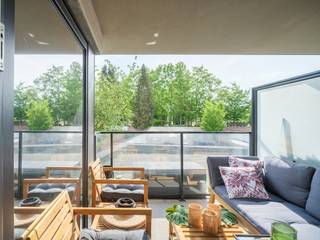 <strong>Sint-Amandsberg, Kwalitatief 3-slaapkamerappartement met EPC A-score en zonnig terras</strong><br /><br />Op fietsafstand van het centrum van Gent bevindt zich dit kwalitatieve 3-slaapkamerappartement binnen een kleinschalige residentie, vlak bij Campo Santo. Dankzij de centrale ligging geniet u van een vlotte verbinding naar Gent-Dampoort, het stadscentrum en de belangrijkste invalswegen.<br /><br />Het appartement bevindt zich op de eerste verdieping van een recent gebouw uit 2016 en beschikt over een gunstige EPC A-score, wat bijdraagt aan het wooncomfort en de energiezuinigheid. Met een bewoonbare oppervlakte van ca. 113 m² en een zuidwestgericht terras van ca. 8 m² biedt het appartement een ruim en open gevoel. Daarnaast is er een privatieve fietsenberging aanwezig.<br /><br />De indeling omvat een inkomhal, een lichtrijke leef- en eetruimte en een open keuken met schuifraam naar het terras. Verder beschikt het appartement over drie volwaardige slaapkamers, een badkamer met ligbad en een technische berging/wasplaats. Extra troef is de overdekte fietsenberging.<br /><br /><strong>Kortom, een opportuniteit voor wie zoekt naar een ruim en instapklaar 3-slaapkamerappartement met terras op een gegeerde locatie in Sint-Amandsberg.</strong><br /><em>Voor bezoekaanvragen, mail naar info@carloeggermont.be</em>