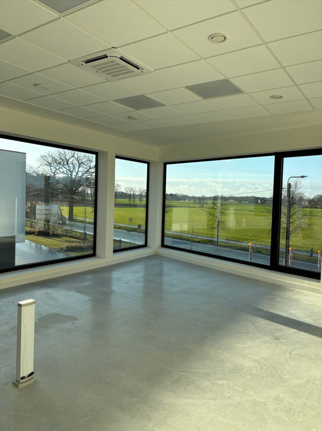 Magazijn 194m² met kantoor van 86m² op glv en 1ste verdieping - foto 4