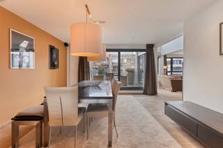 <strong>Knokke-Heist:</strong> <strong>Prachtig duplexappartement met 3 slaapkamers en 2 zonneterrassen te koop in het hart van Knokke-Heist.</strong><br /><br />Op amper 100 meter van de Zeedijk en vlakbij het bruisende commerciële centrum van Heist bevindt zich dit magnifieke<strong> </strong>duplexappartement op de 5de en 6de verdieping van een kleinschalige en recente residentie. Dit uitzonderlijke eigendom combineert ruimte, licht en luxe en biedt een bewoonbare oppervlakte van maar liefst 149 m², aangevuld met twee royale<strong> </strong>zonneterrassen waar u de hele dag door kan genieten van zon en rust.
<p><strong>Indeling: </strong><br /><strong>5e verdieping</strong>: ruime inkomhal met vestiaire en berging, gastentoilet, comfortabele zithoek met mezzanine en balkon, praktisch bureel, eetruimte, open en volledig ingerichte keuken, berging/wasplaats, terrassen aan voor- en achterzijde, ruime slaapkamer, badkamer met douche en dubbele lavabo.<br /><br /><strong>6e verdieping</strong>: nachthal, apart toilet, badkamer met ligbad en lavabo, twee ruime slaapkamers, extra slaaphoek.<br /><br /><strong>Troeven: </strong></p>

<ul><li>Op 100m van de zeedijk, strand en commerciële voorzieningen.</li><li>Instapklaar met een prachtige lichtinval.</li><li>Recent gebouw met mooie gevelbreedte.</li><li>2 ruime en zonovergoten terrassen.</li><li>Ruime privatieve kelder en praktische fietsenberging</li></ul>
Meer info? Contacteer Ayita op 0496 13 43 12.