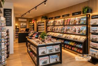 Kantoor-/winkelruimte te huur op toplocatie in Tielt<br /><br />Bent u op zoek naar een instapklare kantoor/winkel ruimte op een uitstekende locatie? Dan is dit uw kans!<br /><br />Deze kantoorruimte is gelegen op de Markt van Tielt, een centrale en vlot bereikbare locatie met uitstekende visibiliteit voor klanten en bezoekers.<br /><br />
