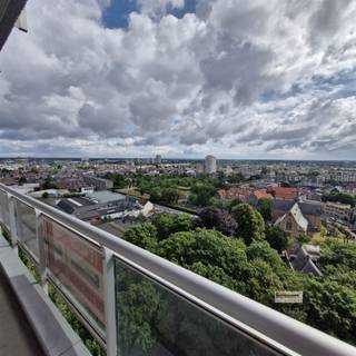 <p><span>Volledig gerenoveerd appartement op de 16de verdieping met prachtig uitzicht op het Rivierenhof.</span></p><p><span>Het ruime, vernieuwde terras biedt een schitterend panoramisch zicht op het groen. De lichtrijke leefruimte is uitgerust met een open keuken met inbouwtoestellen: vaatwasser, oven, microgolfoven en aansluiting voor wasmachine.</span></p><p><span>Er is een aparte slaapkamer en een veelzijdige berging die perfect kan dienen als bureau of ingebouwde dressing. De vernieuwde badkamer is voorzien van een grote inloopdouche. Overal in het appartement zijn nieuwe aluminium ramen geplaatst, en er is een veiligheidsdeur aanwezig.</span></p><p><span>Extra troeven:</span></p><ul><li><span>Uitzicht op het Rivierenhof, een van de mooiste parken van Antwerpen</span></li><li><span>Openbaar vervoer (tram en bus) vlak voor het gebouw</span></li><li><span>Kelderberging inbegrepen</span></li><li><span>Gratis parkeergelegenheid voor het gebouw</span></li><li><span>Lidl, Aldi en Jumbo op wandelafstand</span></li></ul><p><span> </span></p><p><span> </span></p><p><span> </span></p>