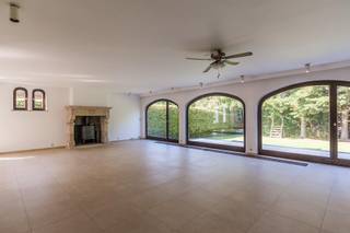 Villa bien située avec 4 chambres à coucher à Kortenberg.
Hall d'entrée avec toilette (carrelages) - Living avec feu ouvert 80m² (carrelages) - Cuisine équipée avec coin-repas 14m² (carrelages): frigo avec congélateur, lave-vaisselle, micro-onde, four, cuisinière à induction - 4 Chambres à coucher (nouveau stratifié nov 2017): 16m² / 16m² avec armoires incorporées / 29m² avec armoires incorporées / 17m² - Salle de bains avec baignoire et cabine de douche, toilette et 2 lavabos en meuble - Salle de douche avec cabine de douche et 1 lavabo en meuble - Bureau 12m² (carrelages) - Buanderie 10m² (carrelages) - Garage pour 2 voitures 27m² - 2 emplacements dehors - Grenier (laminat) - Cave à provision 25m² - Beau jardin avec cabanne (or: nordouest) - Terrasse 30m² (or: nordouest) - Terrasse couverte 12m² (or: nordouest).
Disponible immédiatement.
EPC: 20250630-0001292643-RES-6 (277 kWh/ m² jaar)
Information supplémentaire: chauffage central au gaz, double vitrage / boit, système d'alarme, vidéophone, animaux domestiques sur demande.