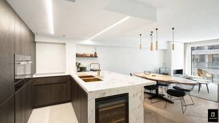 Prachtig recent gerenoveerd 2 slaapkamerappartement op een steenworp van de Zeedijk in het Zoute en de winkels van de Kustlaan.<br />Inkom met vestiaire, gastentoilet en ruime wasplaats, lichtrijke gezellige en mooi afgewerkte woonkamer met bio-ethanolhaard uitgevend op een zonnig zuid-west gericht terras.<br />Open volledig ingerichte keuken met Miele toestellen en hoogwaardige afwerking.<br />Masterbedroom met ingemaakte kasten en ensuite badkamer met wastafel, grote inloopdouche en toilet.<br />Tweede slaapkamer met dubbel bed, 2 uitklapbare stapelbedden en bureel, douchekamer met lavabo en inloopdouche.<br />In het volledige appartement behalve de natte delen ligt een zeer mooie visgraat parket.<br />Kelder in het gebouw inbegrepen. <br />Mogelijkheid tot aankoop van een autostaanplaats in het gebouw aan €80 000.