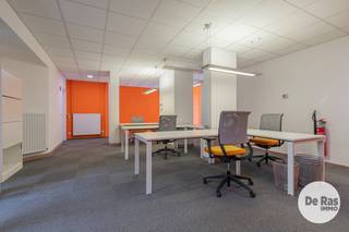 Op een centrale ligging in Moorsel bevindt zich dit degelijk gebouwd en bijzonder ruim handelspand met tal van mogelijkheden. Met een totale vloeroppervlakte van circa 300 m², verdeeld over drie niveaus, en een perceel van 477 m² biedt deze eigendom heel wat potentieel voor uiteenlopende professionele activiteiten.<br /><br />Het gebouw is onmiddellijk bruikbaar en leent zich uitstekend voor kantooractiviteiten, vrije beroepen, groepspraktijken en dienstverlening. Ook invullingen zoals een fitness- of pilatesstudio, yogaruimte, coachingcentrum of andere commerciële activiteiten behoren tot de mogelijkheden, onder voorbehoud van de nodige toelatingen.<br /><br />Gelijkvloers: circa 137 m² met een ruime inkomhal, grote open kantoor- of werkruimte, afzonderlijke vergaderzaal, bijkomende werkruimtes, keuken, sanitaire voorzieningen en technische ruimte.<br /><br />Eerste verdieping: circa 89 m², momenteel ingedeeld in vier afzonderlijke kantoorruimtes.<br /><br />Tweede verdieping: circa 52 m² met twee bijkomende ruimtes die flexibel kunnen worden benut.<br /><br />Kelder: praktische kelderruimte van circa 28 m².<br /><br />Achteraan beschikt de eigendom over een tuin, een bijkomende troef die het gebruikscomfort en de mogelijkheden van het pand vergroot.<br /><br />De combinatie van de grote beschikbare oppervlakte, de degelijke constructie, de praktische indeling en de centrale ligging maakt dit een bijzonder interessante opportuniteit voor ondernemers, dienstverleners en vrije beroepen die op zoek zijn naar een ruime professionele uitvalsbasis.