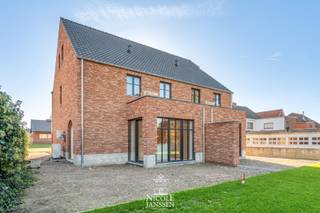 => Ligging<br />- De Grote Baan in Ellikom (deelgemeente van Oudsbergen) bevindt zich langs de N73, een belangrijke verbindingsweg tussen Bree, Peer en Bocholt. Deze centrale ligging biedt vlotte bereikbaarheid naar omliggende steden en voorzieningen.<br /><br />=> Indeling<br />- Inkomhal <br />- Apart gastentoilet<br />- Leefruimte met open keuken<br />- Bureau<br />- Bergruimte<br /><br />=> Verdieping<br />- Nachthal<br />- Apart toilet<br />- Drie slaapkamers<br />- Twee badkamers<br /><br />=> Zolder<br />- Zolderruimte<br />- Technische ruimte<br /><br />=> Comfort<br />- Warmtepomp (lucht-water) via vloerverwarming<br />- Aluminium (steel-look) ramen met driedubbele beglazing<br />- Zonnepanelen (4600 WP - 10 panelen)<br />- Ventilatiesysteem D<br />- Domotica aanwezig<br />- Regenwaterput van 10.000 liter met recuperatie toiletten en buitenkraan<br /><br />=> Meerwerken:<br />- Carport<br />- Afwerking zolder met gyproc<br />- Alarmsysteem<br />- Tuinaanleg<br />- Bestrating