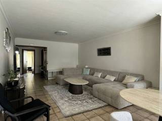 <p>Dit ruime appartement met twee slaapkamers en uitzicht op het stadspark is centraal gelegen, op wandelafstand van het centrum en in de nabijheid van het op- en afrittencomplex van de E40. Met een bewoonbare oppervlakte van 105 m² bevindt het zich op de eerste verdieping en verkeert het in goede staat. Het appartement bestaat uit een zeer ruime inkomhal, een lichtrijke woonkamer, een ingerichte keuken, een badkamer met lavabo en bad, twee grote slaapkamers, een afzonderlijk toilet met lavabo en een praktische berging. Daarnaast beschikt het over een balkon aan de voorzijde en een terras aan de achterzijde. In het gebouw bevindt zich een privatieve kelder. Het gunstige EPC-label B en de conforme elektriciteit zijn extra troeven!</p><p>Parkeerplaats inbegrepen in deze huurprijs van 950 euro.</p><p>Beschikbaar vanaf 01/06/2026. Gemeenschappelijke kosten: van €50 per maand + €150 provisie. </p>