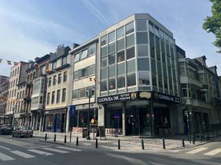 Prachtig hoekgebouw te huur aan de Dansaertstraat, commerciële gelijksvloer (met verdieping en kelder) met zeer grote vitrine. Ketens in de omgeving: The Kooples, Prosper, Ace & Tate, Maje, Essentiel, Scotch & Soda, ...<br />Zeldzaam opportuniteit!<br />Beschikbaarheid: te bepalen.<br />Meer info? Bel ons op 02/513.77.00