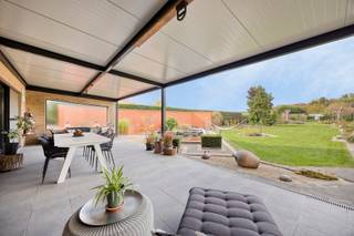 Villa très spacieuse et prête à emménager (2002 - 415 m²) comprenant 5 chambres, 2 salles de bain, dressing, garage, sous-sol avec espace de...