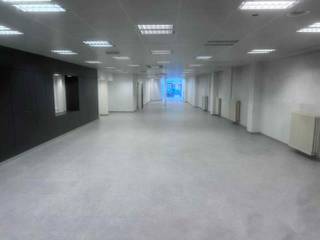 Karaktervolle kantoorruimte, gelegen in de gekende Brusselsestraat in hartje Dendermonde. Dit pand heeft een gelijkvloerse opp. van 280 m² en bestaat uit
een grote open ingerichte kantoorruimte met verschillende afz. kantoorruimtes, 1 grote vergaderzaal, een ingerichte keuken, bergruimte, en afzonderlijk sanitair.
Vrij : onmiddellijk
De maandelijkse huurprijs bedraagt 2.950 euro. Onroerende voorheffing ten laste van de eigenaar. Verwarming aardgas, afzonderlijke meters elektriciteit, water en gas.
Benieuwd naar dit bedrijfsvastgoed te huur regio Dendermonde?
Contacteer info@immodelestre.be of 054 33 62 52.
www.immodelestre.be