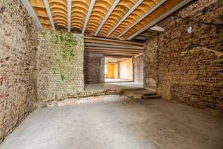In het landelijke en groene Heurne, een charmante deelgemeente van Oudenaarde, bevindt zich deze karaktervolle woning boordevol mogelijkheden. De woning werd reeds gestript en vormt de ideale basis voor wie op zoek is naar een renovatieproject dat volledig naar eigen smaak en woonwensen kan worden ingericht.<br /><br />Ter ondersteuning zijn meerdere AI beelden gemaakt.<br /><br />Via de ruime inkomhal, met toiletten en veel opbergmogelijkheid, betreedt u de woning. Aansluitend bevindt zich de royale woonkamer, die naadloos overgaat in de eetplaats en de keuken. Dankzij de ruime volumes en de logische indeling biedt het gelijkvloers tal van mogelijkheden om een hedendaagse, open leefomgeving te creëren.<br /><br />Op de eerste verdieping bevinden zich drie volwaardige slaapkamers, een badkamer en een zolderverdieping. Ook hier biedt de woning heel wat potentieel om de ruimtes volledig opnieuw in te richten en af te werken volgens uw eigen stijl.<br /><br />Buiten geniet u van een groot terras met aansluitend een ruime, groene tuin waar u in alle rust kunt ontspannen. <br /><br />Deze woning is de perfecte opportuniteit voor investeerders of gezinnen die dromen van een woning die ze volledig naar hun eigen wensen kunnen vormgeven, op een rustige ligging midden in het groen.<br /><br />Interesse in deze woning in Heurne? Vraag vandaag nog uw bezoek aan via Immo Francois.<br /><br />Denk je eraan om je woning in Oudenaarde of omgeving te verkopen? Neem vrijblijvend contact op met Ruben van Immo Francois in Oudenaarde voor een gratis schatting via ruben@immofrancois.be.<br /><br />