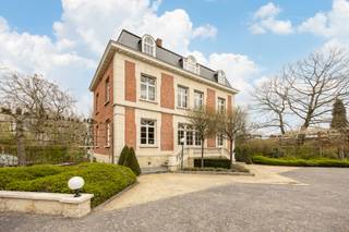 Dit karaktervolle herenhuis in eclectische stijl uit 1905, ontworpen door architect L. Van Ravestyn, heeft tal van mogelijkheden. Dankzij de...