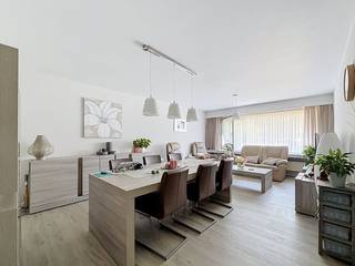 Droom je van een instapklaar stekje met een heerlijke tuin? Dit lichtrijke gelijkvloers appartement te huur in Merksem combineert comfortabel wonen met een uitstekende ligging nabij het groen en de stad. Met alle voorzieningen om de hoek is dit dé ideale plek voor wie zorgeloos wil huren.<br /><br />Indeling van het appartement:<br />-Leefruimte (29 m²): ruime en gezellige woonkamer met veel natuurlijk licht.<br />-Keuken (7 m²): praktisch ingericht en voorzien van een ijskast met vriesvak, combi-oven, kookplaat en een enkele spoelbak.<br />-Slaapkamer (13 m²): rustig gelegen aan de tuinkant<br />-Badkamer (4,5 m²): Uitgerust met een douche, een enkel lavabomeubel met extra opbergruimte en een aansluiting voor de wasmachine.<br />-Berging (6,5 m²): Handige interne opbergruimte.<br />-Apart gastentoilet.<br />-Tuin (60 m²): Zonnige tuin inclusief een uitnodigend zonneterras en een handig achterpoortje.<br /><br />Bijzonderheden<br />-Voorzien van rolluiken<br />-Instapklaar: Inclusief aanwezige verlichting en gordijnen.<br />-Vlak bij openbaar vervoer, invalswegen en het centrum van Merksem.<br />-Beschikbaar vanaf<br />-EPC: C<br />-Gemeenschappelijke kosten:<br /><br />Ben jij geïnteresseerd om dit vastgoed te huren in Merksem? Aarzel dan niet om ons te contacteren. Het Dewaele vastgoedkantoor van Merksem aan de Lambrechtshoekenlaan 183 staat graag tot uw dienst.