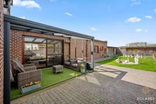 ** Kijkdag 27 april - reserveer uw bezoek via www.polares.eu **Deze vrijstaande woning met 3 slaapkamers en overvloedige bergruimte is gelegen in het...