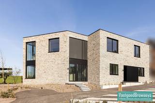 Deze pas opgeleverde architecturale nieuwbouwwoning heeft een goede uitvalsbasis naar verschillende verbindingswegen zoals Kortrijk en Gent. De...