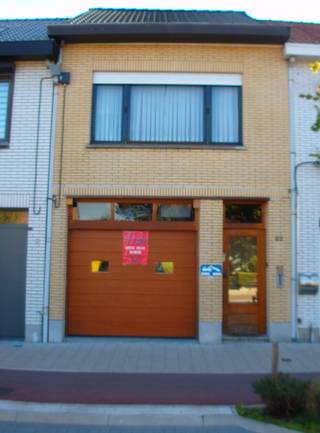 Particuliere verkoop — 330.000 Eur<br />Huis en atelier te koop<br />Tereken 62 - St Niklaas<br />Omschrijving:<br />Karaktervolle woning met atelier en garage<br />met een totale oppervlakte van 246 m².<br />Electriciteit, water en verwarming volledig<br />vernieuwd. Grote living-salon, keuken met<br />toestellen, doucheruimte en sanitair, bergruimte.<br />Trap met traplift.<br />Verdiep telt 2 grote slaapkamers.<br />Trap naar volledige afgewerkte en geïsoleerde<br />zolder, klaar voor 2 extra slaapruimtes.<br />Huis leent zich voor tal van mogelijkheden<br />voor renovatie of personalisatie.<br />De woning is bereikbaar langs voor- en<br />achterzijde en heeft 3 staanplaatsen aan<br />de achterzijde (1 straatkant, [doorgestreept/onduidelijk]<br />afgesloten en 1 afgesloten) en 1 aan de voorzijde.<br />Atelier kan multipel gebruikt worden.<br />EPC waarde C voor de verbouwing(en).<br />Info en bezoek: