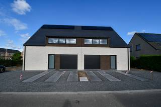Deze prachtige halfopen bebouwing vinden we terug in een rustig gelegen buurt te Wachtebeke. De woning staat op een terrein van 313m², telt 4 volwaardige slaapkamers en beschikt over een zeer kwalitatieve afwerking.<br /><br />Indeling van de woning:<br />ruime inkomhal, gastentoilet, ruime open woonkamer met geïnstalleerde keuken, afgewerkte garage met wasplaats. Op de 1ste verdieping vinden we de nachthal, 3 ruime slaapkamers, badkamer met inloopdouche en een apart toilet. Een vaste trap geeft toegang tot verdieping 2 waar er nog een extra slaapkamer en de technische ruimte zijn ondergebracht.<br /><br />De oprit, paden en buitenberging zijn mooi afgewerkt, binnenkort zaait de eigenaar nog gras om het verhaal compleet te maken.<br /><br />De woonst beschikt over veel lichtinval, grote ruimtes en werd voorzien van vele details waardoor het hier zorgeloos genieten is.<br /><br />Vrij op: onmiddellijk.<br /><br />Huurprijs: 1.350€/maand<br /><br />Voor een plaatsbezoek kan u contact opnemen via quinten@qubic-vastgoed.be of via 0468/20 15 30.