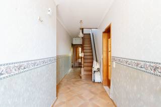 <p>In het centrum van Vremde staat deze karaktervolle, te renoveren woning met een uitzonderlijk grote tuin die meteen uitnodigt om buiten te leven. De keuken biedt een mooi zicht op de tuin. De leefruimtes hebben een warm en open gevoel. Naast de keuken bevindt zich een aparte wasplaats met douchekamer, en aansluitend een inpandige garage. De woning beschikt over drie volwaardige slaapkamers en een ruime badkamer. Daarbovenop is er nog een handige zolder, die mits aanpassing ook nog kan dienen als hobbyruimte of bijkomende kamers. </p><ul><li>EPC-label C</li><li>Ruime tuin</li><li>inpandige garage</li></ul>