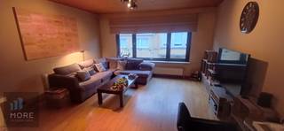 <p>Découvrez cette charmante maison de ville - répartie sur trois niveaux - dans une rue adjacente à la Knokkestraat à Heist : un endroit qui dégage de la chaleur. Située au premier étage, cette maison offre un salon élégant qui invite à des soirées conviviales avec des amis et la famille. La cuisine ouverte pratique s'imbrique parfaitement avec l'espace de vie. Avec trois chambres spacieuses, il y a amplement d'espace pour une famille ou une solution de bureau créatif à domicile. La salle de bain complète l'ensemble et apporte une atmosphère soignée à la maison.</p>

<p>La propriété dispose également de deux toilettes séparées, d'un garage/espace de rangement très spacieux, d'un débarras/chambre d'hobby donnant sur une cour et d'un grenier. En résumé : plus qu'assez d'espace !<br />Jugez par vous-même et contactez-nous pour les possibilités de visite.<br /><br /><span><strong>Location sous conditions ; Voir www.more.be, "documents" et sous réserve de disponibilité.</strong></span></p>