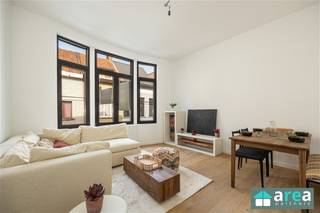 <p><span>Dit volledig gerenoveerd 1-slaapkamerappartement maakt deel uit van een kleinschalig gebouw met slechts 3 wooneenheden, zonder lift. Het betreft een modern gerenoveerd appartement met 1 slaapkamer op het 1ste verdiep. Het gebouw werd recent vernieuwd met aandacht voor kwaliteit en energiezuinigheid. Dankzij de centrale ligging woon je in een bruisende buurt vlakbij ’t Stadscentrum, Centraal Station &amp; tal van hippe eet- en drinkplekken. Kortom: alles op wandel- en fietsafstand!</span></p><p><span> </span></p><p><span>Ideaal voor starters of als veilige investering (klassieke verhuur of Airbnb)!</span></p><p><span>Mogelijk rendement van 5,13% bij verhuur aan €850/mnd.</span></p><p><span> </span></p><p><span>Grootste troeven:</span></p><p><span>-Centrale locatie</span></p><p><span>-1ste ingebruikname na renovatie</span></p><p><span>-Zéér gunstig EPC (103kWh/m²/jaar)!</span></p><p><span>-Conforme EK + asbestveilig attest</span></p><p><span>-Dak &amp; zij- achtergevel geïsoleerd (14cm PUR)!</span></p><p><span>-Aparte meters (water, gas &amp; elektriciteit)</span></p><p><span> </span></p><p><span>Indeling: </span></p><p><span>Vanuit de inkomhal betreed je de ruime en lichte living die overgaat in de volledig geïnstalleerde en open keuken (samen 34m²) met kwalitatieve Bosch-toestellen. Verder is er een modern ingerichte badkamer (2m²) met douche en WC. Achteraan het appartement bevindt zich de slaapkamer (9m²).</span></p><p><span> </span></p><p><span>Voor meer informatie kan u terecht bij Area Partners: Info@area.be of 03/284.60.60</span></p>