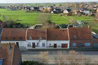 KROMBEKE: Afbraakpand op 730m² grondoppervlakte met goedgekeurde verkaveling voor 3 bouwloten, georiënteerd naar de avondzon.<br />Op ca 7 km van het eigenlijke centrum van Poperinge en in het landelijk centrum van Krombeke staat er momenteel nog een oude woning. Mits aankoop van het eigendom dat op een totale grondoppervlakte van 730m² staat, en het slopen van de oude bebouwing kunnen uit diezelfde grond 3 nieuwbouwwoningen rijzen. <br />De huidige verkoper liet het stuk grond verkavelen tot het bouwen van 3 eengezinswoningen. Deze verkaveling werd goedgekeurd en wordt dus nu te koop gesteld.<br />De 3 loten hebben een grondoppervlakte van 238m², 243m² en 249m². Telkens op het gelijkvloers bedraagt de maximum bouwdiepte 16,50m en op het eerste verdiep 12m. De woningen hebben dan telkens een voorgevel van ca 5,80m. <br />Het eigendom is vrij van aannemer en dus dienstig tot het bouwen van 3 rijwoningen. Het kan uiteraard ook aangekocht worden als afbraakpand of renovatiepand om er opnieuw een eengezinswoning van te maken. <br />Alle nuttige plannen en informatie: zie kantoor.