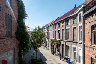 Deze instapklare woning is uitstekend gelegen in een rustige straat doch nabij centrum Gent, openbaar vervoer, winkels en scholen en nabij de aansluiting met de verbindingswegen.<br />De woning is energiezuinig en beschikt over een EPC - B score: 184 kwh/m²/jaar<br />Indeling:<br />GV: aparte inkomhal, woonkamer met zithoek en eetplaats, keuken met aanhorigheden, berging, badkamer met wastafel, douche en toilet.<br />1eV: 1 slaapkamer, ruime overloop wat mogelijkheden biedt voor nog een extra slaapkamer, toegang tot het dakterras.<br />2eV: masterbedroom.<br /><br />Voor meer info of bezoek, contacteer SARA - CENTER OFFICE: 0478 90 27 09.<br /><br />EPC: 184 kWh/m²/jaar - Label B.<br />Asbestattest: in opmaak.<br />Bruikbare vloeroppervlakte(opgemeten volgens EPC) : 102 m<sup>2</sup><br />Stedenbouwkundige inlichtingen: in aanvraag 15/07/2026.<br />