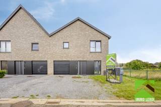 In het landelijke Koninksem bevindt zich deze mooie woning in halfopen bebouwing met bouwjaar 2021. Gelegen in een rustige, residentiële woonwijk en vlot bereikbaar.<br /><br />Indeling:<br />x centrale inkomhal met gastentoilet; <br />x open leefruimte met grote ramen en zicht op terras en tuin; <br />x mooie, goed ingerichte keuken, <br />x ruime berging/wasplaats met buitendeur; <br />x ruime inpandige garage met automatische poort.<br /><br />Op de verdieping: <br />x 3 grote slaapkamers; <br />x badkamer met bad/douche combinatie en dubbele lavabo;<br />x apart toilet; <br />x de grote zolderruimte is bereikbaar via een valluik, ideaal als extra bergruimte. Hier bevindt zich ook het ventilatiesysteem.<br /><br />OPVALLEND<br /> x Jonge energiezuinige woning met EPC-waarde 93 of label A en zonnepanelen;<br /> x Mooie tuin met terras, volledig omheind en met regenwaterkraan;<br /> x Ruime private parkeergelegenheid en inpandige garage.<br /><br />Is dit de woning waar u al zo lang naar zoekt? Plan dan snel een bezichtiging door te bellen naar 012 23 00 23 of stel al uw vragen aan roland@immo-leroi.be.