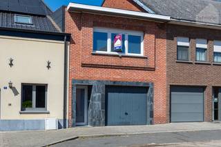 Ontdek deze ruime gesloten bebouwing, gunstig gelegen nabij het centrum van Herentals.<br /><br />Op het gelijkvloers wordt u verwelkomd in een royale inkomhal die meteen een ruimtelijk gevoel geeft. Deze verdieping omvat daarnaast een inpandige garage, drie volwaardige slaapkamers, een badkamer en een ruime berging/technische ruimte. Daarnaast is er ook een kelder aanwezig. De indeling biedt verschillende mogelijkheden en kan naar eigen wensen worden ingericht.<br /><br />De bovenverdieping vormt het leefgedeelte van de woning en bestaat uit een grote, lichtrijke leefruimte met een aangenaam open gevoel. Aansluitend bevindt zich de ruime keuken met voldoende plaats voor eet- en kookruimte, evenals een praktische berging voor extra opbergruimte.<br />Vanuit de keuken heeft u toegang tot het aangename terras. <br /><br /><strong>Troeven:</strong>
<ul>
	<li>3 slaapkamers</li>
	<li>Inpandige garage, parkeer mogelijkheid aan straat </li>
	<li>Lichtrijke leefruimte</li>
	<li>Ruime keuken met berging</li>
	<li>Aangenaam terras</li>
</ul>
<br /><strong>Ligging:</strong><br />Rustig gelegen in Herentals met alle faciliteiten (winkels, scholen, openbaar vervoer, …) in de buurt. Het centrum bevindt zich op wandelafstand, waardoor u geniet van een vlotte toegang tot winkels, horeca en andere voorzieningen. Bushaltes liggen op slechts 5 à 10 minuten wandelen en ook het station is vlot bereikbaar (± 10–15 minuten). Daarnaast zijn de invalswegen naar de omliggende gemeenten alsook de oprit van de E313 snel en eenvoudig bereikbaar. Binnen een straal van 2 km vindt u tal van winkels, supermarkten en lokale handelaars.<br /><br />Dankzij de indeling en de beschikbare ruimtes kan deze woning, mits de nodige aanpassingen eventueel ook interessant zijn voor het inrichten van een praktijkruimte/handelsruimte <br /><br /><strong>Benieuwd of dit jouw plek kan worden?</strong><br />We nemen graag de tijd om je deze woning ter plaatse te laten ontdekken.<br />📞 014 84 83 69<br />✉️ info@sublimmo.be