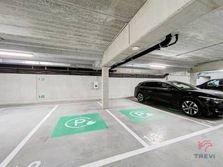 SCHAERBEEK, G. Rodenbachlaan 61, in het nieuwe MENCH-project zijn verschillende overdekte parkeerplaatsen te huur. <br /><br /><br /><br />Tarieven: <br /><br />- 120 € / maand voor een standaard parkeerplaats <br />- 135 € / maand voor een parkeerplaats met laadpaal. <br /><br />Direct beschikbaar. <br /><br />INFORMATIE en BEZICHTIGINGEN via de website van TREVI of op 02 340 24 94.