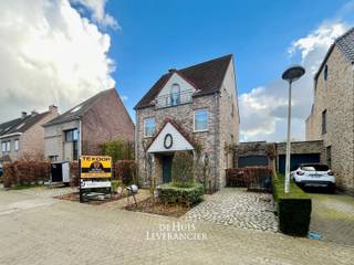 Op zoek naar een woning waar rust, ruimte en een centrale ligging perfect samenkomen? Dan is deze charmante halfopen bebouwing aan de Cornelis Verhulstlaan 37 in Kontich absoluut een bezoek waard.<br />De woning is gelegen in een doodlopende straat, wat zorgt voor een bijzonder rustige en kindvriendelijke omgeving. Tegelijk bevindt u zich op korte afstand van het centrum van Kontich, met winkels, scholen, openbaar vervoer en belangrijke verbindingswegen binnen handbereik. Hier geniet u dus van het beste van twee werelden: een rustige woonomgeving met alle voorzieningen vlakbij.<br />Binnenin wordt u verwelkomd in een zeer goed afgewerkte en instapklare woning met een aangename, praktische indeling. De leefruimte geniet van veel natuurlijke lichtinval en sluit naadloos aan op de keuken en de tuin, waardoor een open en uitnodigend geheel ontstaat.<br />De woning beschikt over vier volwaardige slaapkamers, wat ze ideaal maakt voor gezinnen of voor wie extra ruimte zoekt voor een bureau, hobbyruimte of logeerkamer.<br />Buiten vindt u een ruime en zonnige tuin, perfect om te ontspannen, te tuinieren of gezellige momenten door te brengen met familie en vrienden. Bovendien biedt het perceel extra potentieel dankzij de aanwezige bouwgrond, wat interessante mogelijkheden creëert voor de toekomst. Deze bouwgrond is optioneel aan te kopen aan 200.000 euro.<br /><br /><br /><br />Bent u op zoek naar een woning met ruimte, rust én een uitstekende ligging? Dan is dit pand beslist een bezoek waard.<br /><br />EPC :  183 kWh/m<sup>2</sup> (Label B)<br />Stedenbouwkundige inlichtingen in aanvraag<br />Waterinfo : P-Score = C, G-Score = A<br /><br />Dit is niet wat je zoekt ? Al gehoord van AANKOOPBEGELEIDING ?   Wij zoeken, bezoeken en onderhandelen mee met jou voor eigendommen die worden aangeboden door particulieren, andere makelaars of eigendommen die zelfs (nog) niet te koop staan?<br />Vraag meer informatie over aankoopbegeleiding via welkom@dehuisleverancier.be of 0489/069.000<br /><br />de Huisleverancier : Persoonlijk, voor iedereen Service, Kwaliteit en Vertrouwen !