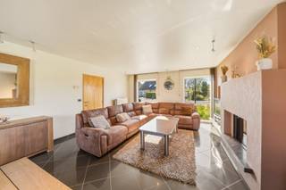 Op zoek naar een ruime, instapklare open bebouwing nabij zee? Deze alleenstaande woning (1998) ligt in een rustige woonwijk op een perceel van 834 m² en biedt comfort, ruimte en tal van extra’s.<br /><br />U wordt verwelkomd in een verzorgde inkomhal met gastentoilet. De lichtrijke leefruimte met houtcassette en schuifraam sluit naadloos aan op de tuin. De ruime, volledig uitgeruste keuken met vaste eettafel vormt het hart van de woning. Aansluitend zijn er praktische bergingen en een garage met wasplaats en bijkeuken.<br /><br />De woning beschikt over een volwaardige kelderverdieping (+/- 100 m²) (h = 2,30 m) met o.a. mancave, salon, wijnkelder en diverse bergruimtes. Op de eerste verdieping bevinden zich drie slaapkamers, een apart toilet en een badkamer met jacuzzi en dubbele lavabo in meubel. De zolder biedt extra opslagmogelijkheden.<br /><br />Buiten geniet u van een volledig omheinde tuin met terras en zonneluifel, een zwemspa met jetstream en een tuinhuis met elektriciteit. De oprit is uitgerust met hydraulisch bedienbare palen.<br /><br />Extra troeven: 22 zonnepanelen, CV op aardgas (Vaillant), regenwater, waterontharder en dubbele beglazing.<br /><br />Ideaal als gezinswoning of tweede verblijf aan de kust!<br />Benieuwd naar deze topper? Bel ons op om uw afspraak vast te leggen op het gekende nummer 059/250 590