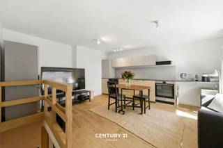 <p>In de Arnould Nobelstraat te Leuven, een zeer centraal gelegen locatie in Hartje Leuven doch rustig omgeven door tal van faciliteiten. Zo heb een supermarkt om de hoek en het openbaar vervoer, het Stadscentrum, campussen en Tuin de Walque... in de zeer korte nabijheid. De unit zelf betreft een flat (+/- 40m²) verdeeld over twee verdiepen gekenmerkt door een hoogwaardige afwerking waarbij aandacht voor kwalitatieve materiaalkeuzen niet ontbrak. Zo heeft het appartement een eiken parketvloer en is de keuken volledig uitgerust met kwaliteitsvolle toestellen. Ook werd de unit ontworpen met een maximale benutting naar opbergruimte toe maw de ruimten zijn optimaal benut. De slaapkamer, bureauhoek en badkamer kan je vinden op de gelijkvloerse verdieping. Verdieping 1 omvat de leefruimte met keuken. Opvallend zijn de grote raampartijen met zijn lichtinval. Bijkomend bieden wij u een ondergrondse autostaanplaats aan wat uniek is in de stad en dit inclusief de vraagprijs. <br /><br />Interesse in een bezoek ter plaatse? Met plezier! Contacteer onze Expert Investeringsvastgoed Jacky: 0495 53 46 49 of jacky@connect-immo.be<br />EPC: Label A - 92 kWh/m²</p>