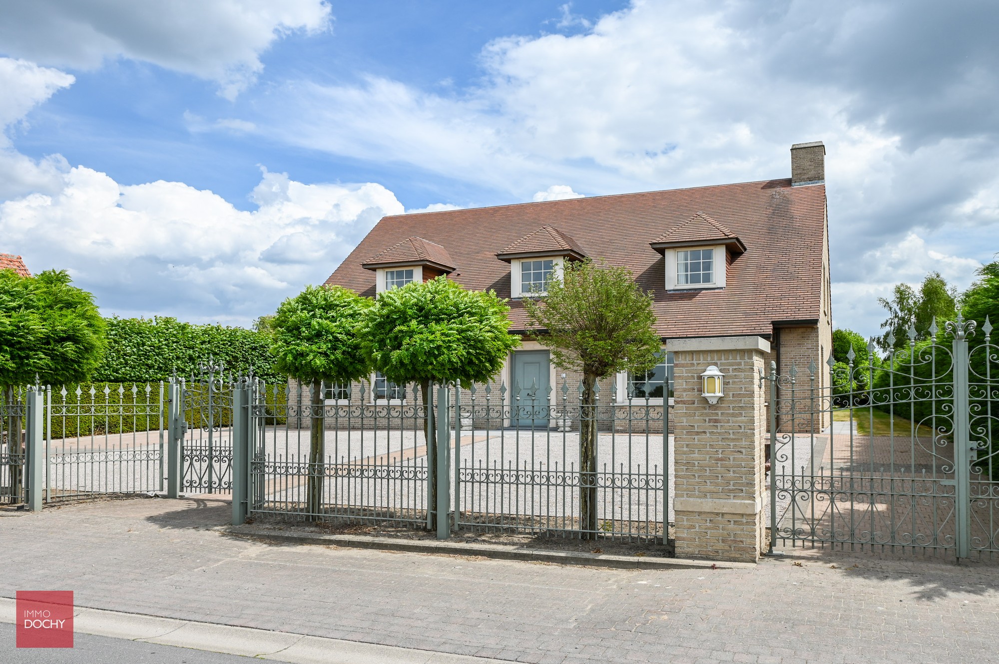 Standingvolle ruime villa met mooie materialen afgewerkt op goede ligging. - foto 2