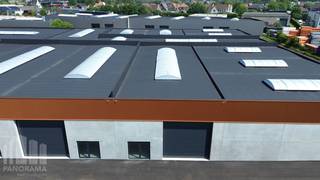 <strong>Nieuwbouw KMO-unit </strong>met een oppervlakte van 307 m² en<strong> 2 privatieve parkeerplaatsen</strong> te koop op bedrijventerrein 'De Schatting', op amper 300 m van de Torhoutsesteenweg met een vlotte verbinding naar de E403 op- en afrit Ruddervoorde (4,5 km).<br /><br />De <strong>casco opslagruimte</strong> (brandklasse C) met een vrije hoogte van +/- 6,5 m is opgebouwd uit een staalconstructie in combinatie met een betonplint en geïsoleerde sandwichpanelen. De loods is toegankelijk via een automatische sectionale poort (4,50 m B x 4,20 m H) met aparte toegangsdeur en glaspartij, lichtstraat en polybetonvloer. Bovendien laat de dakstructuur het toe om zonnepanelen te plaatsen (15 KG/m²). Aanwezigheid van een regenwater- en septische put. <br /><br />Het bedrijfsgebouw maakt deel uit van de gloednieuwe ontwikkeling "Zilleghem Park" bestaande uit <strong>18 KMO-units met oppervlaktes van 159 m² tot 335 m²</strong>. <br />Alle loodsen zijn geschikt voor productie, stockage, ... <br /><strong>Onmiddellijk beschikbaar</strong>.<br /><br />Contacteer <strong>PANORAMA B2B</strong> voor bijkomende (technische) inlichtingen, plannen of een vrijblijvend plaatsbezoek <strong>0479 70 70 73</strong>.