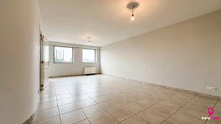 <p>Bij ImmoFusion 7/7 “open huis” : klik op onze 3D-TOUR. <br />Ervaar vastgoed alsof je er zelf doorloopt!<br /><br />Stap binnen in dit charmante en instapklare duplex appartement, ideaal gelegen in het centrum van Zolder, op wandelafstand van het gemeentehuis en de kerk. Met een bewoonbare oppervlakte van 111m², drie slaapkamers en een aangenaam dakterras, biedt dit appartement een comfortabele en praktische woonoplossing.<br /><br />Bij binnenkomst in de inkomhal wordt u meteen verwelkomd door een verzorgde uitstraling. Aan de rechterzijde bevindt zich de trap die leidt naar de bovenste verdieping, waar zich een extra kamer bevindt met directe toegang tot het gezellige dakterras. Wanneer u verder doorloopt, komt u terecht in de ruime en lichtrijke living. Dankzij de grote raampartijen geniet deze ruimte van een aangename natuurlijke lichtinval.<br /><br />Het appartement beschikt over drie slaapkamers met voldoende lichtinval en een aangename sfeer. De badkamer is compact maar functioneel ingericht met een ligbad en douchefunctie. Het toilet bevindt zich in een aparte ruimte naast de badkamer.<br /><br />Er is een autostaanplaats alsook een bijhorende berging aanwezig bij het pand.<br /><br />Pluspunten:<br />- Instapklaar duplex appartement <br />- 3 slaapkamers met veel lichtinval <br />- Gezellig dakterras <br />- Centrale ligging nabij gemeentehuis en kerk <br />- Ondergrondse én bovengrondse garage <br />- Aluminium ramen met hoogrendementsbeglazing <br />- Elektrische verwarming <br />- Geen renovatieplicht<br /><br />Voor een bezichtiging ter plaatse of meer info, bel ons op 078/78.78.70, of kom gewoon binnen op ons kantoor, steeds welkom!</p>