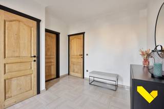 Deze woning, gelegen in het centrum van Dessel, is met een bewoonbare oppervlakte van 172m² aangenaam ruim en omvat veel 'natuurlijk' lichtinval...