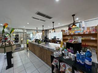 Fantastisch commercieel gelegen handelspand met een totale oppervlakte van 377 m² te koop (<strong>verhuurd --> investering</strong>) in het centrum van Ieper, langs de bedrijvige Sint-Jacobsstraat.<br /><br />De handelsruimte betreft op het gelijkvloers (214 m²) een open space met glazen vitrine en portiek waardoor men geniet van een fantastische visibiliteit. Via een vaste trap bereikt men de 1e verdieping (108 m²), ingedeeld in 2 lichtrijke ruimtes. Aanwezigheid van oa. LED-verlichting en sanitair. Op -1 is er een archiefruimte van 55 m².<br /><br /><strong>TOP investering (netto rendement van 6%)</strong> op een commerciële locatie!<br /><br />Contacteer PANORAMA voor bijkomende inlichtingen, plannen of een vrijblijvend plaatsbezoek 0460 97 66 66.