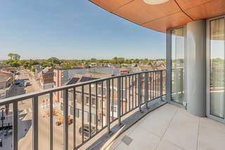 <p>Bent u op zoek naar een ruime serviceflat in hartje Willebroek? Dan is dit precies wat u zoekt! Ontdek hieronder wat dit appartement op de vierde verdieping van residentie Seniorplaza te bieden heeft. Via de ruime inkomhal komt u binnen in de lichtrijke leefruimte met een volledig uitgeruste open keuken. Vanuit de hal heeft u eveneens toegang tot het gastentoilet, de berging en een ruime badkamer met douche, lavabo en toilet. De leefruimte geeft uit op de slaapkamer en het zuidwestgerichte terras. Daarnaast beschikt het appartement over een tweede slaapkamer. Extra troef is de private kelderberging in de ondergrondse verdieping, die vlot bereikbaar is met de lift. Residentie Seniorplaza biedt een uitgebreid pakket aan faciliteiten. U kunt er onder meer genieten van een binnentuin, gezellige terrassen, restaurants en diverse winkels (zoals een apotheek, bloemenzaak en kapsalon), evenals een fitnessruimte, wellness en zwembad. Indien gewenst kan bijkomende zorg eenvoudig worden georganiseerd, zowel via Seniorplaza zelf als via een externe zorgverlener. Wilt u zorgeloos genieten in een comfortabele en levendige omgeving? Meer info en documenten via www.malines-group.be stedenbouwkundige info: Vg - Wg - Gmo - Gvkr - Gvv Graag tot binnenkort!</p>