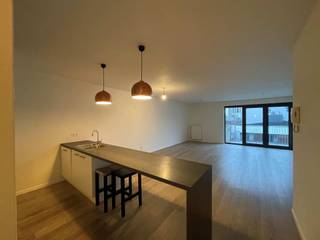 <p><span>Quares - Group TREVI presenteert :<br />Stijlvol en lichtrijk appartement met terras in hartje A'pen<br /><br />Indeling:<br /></span><span>Het appartement is gelegen op de 3de verdieping en bereikbaar via de lift of trap. De inkomhal is voorzien van een ingemaakte vestiairekast. <br />Aan de achterzijde van het appartement bevindt zich het leefgedeelte. De ruime open keuken is voorzien van alle moderne comfort, van een inductiekookplaat tot een afwasmachine.<br />De aangename leefruimte geeft uit op het grote terras waar je zalig kan genieten met zicht op het groene binnenplein en daktuin.<br /><br />Het slaapgedeelte bevindt zich aan de voorzijde van het appartement. Hier zijn 2 slaapkamers voorzien (ca. 15 m² en ca. 11 m²) waarvan de kleinste perfect dienst kan doen als kinderkamer, logeerkamer of bureau.<br />De badkamer is uitgerust met een inloopdouche en lavabomeubel. <br />Verder is het appartement voorzien van een apart toilet en een berging met aansluiting voor de wasmachine.<br /><br />Het appartement beschikt bovendien over een private kelderberging (nr 15). Een autostaanplaats (nr 6) kan bijgehuurd worden aan €125 per maand.<br /><br />Gemeenschappelijke kosten: 100 EUR per maand (provisie voor onderhoud en elektriciteit gemeenschappelijke delen).<br /><br /></span><span>Omgeving: <br /></span><span>Dit appartement is gelegen in het recente project "Stamps". Het bevindt zich op 300 m van de Groenplaats en op 500 m van de Universiteit Antwerpen.<br />Ten midden van het stadscentrum kan je toch genieten van alle rust!<br /><br /></span><span>Extra's:</span></p>
<ul>
<li><span>Voorzien van een fietsenberging, autostaanplaats en private kelder </span></li>
<li><span>Onmiddellijk beschikbaar</span></li>
</ul>