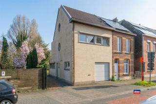 <p><span>KONTICH | HALFOPEN GEZINSWONING MET DRIE SLAAPKAMERS, GROTE TUIN ÉN GARAGE OP EEN TOTALE GRONDOPPERVLAKTE VAN 466m² | EPC C |</span></p><p><span>Indeling als volgt : gelijkvloers :  garage met wasruimte - inkomhal - toilet - woonkamer met open keuken - terras - tuin.</span></p><p><span>Eerste verdieping : traphal - drie ruime slaapkamers (11m², 11,5m² en 15,5m²) - badkamer met douche, lavabo en toilet.</span></p><p><span>Ruime zolderruimte (mogelijkheid voor extra slaapkamers), momenteel bereikbaar via trektrap.</span></p><p><span> </span></p><p><span>Troeven: </span></p><ul><li><span>Zeer gunstig gelegen hoekwoning, dewelke zich bevindt op wandelafstand van het centrum van Kontich, alle winkels, verschillende scholen en openbaar vervoer</span></li><li><span>Inpandige garage en prachtige tuin met een noord-west oriëntatie</span></li><li><span>De oprit van de E19 Antwerpen-Brussel ligt op slechts 2 min. rijden</span></li><li><span>Mogelijkheid tot creëren van extra slaapkamers op de zolder</span></li><li><span>De woning is zeer goed onderhouden en instapklaar!</span></li></ul><p><span> </span></p><p><span> </span></p><p><span> </span></p>